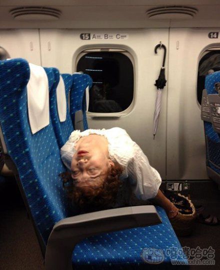 女子火车上睡觉真大胆
