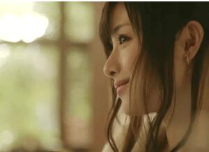 美女收快递衣服掉了