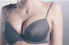 伴娘被抹胸找花生视频