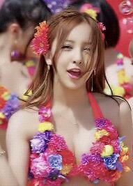冰淇淋妹子亲吻镜头gif