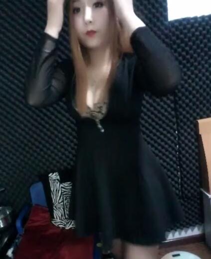 性感长腿女白领在办公室泡美女拍丝袜秀