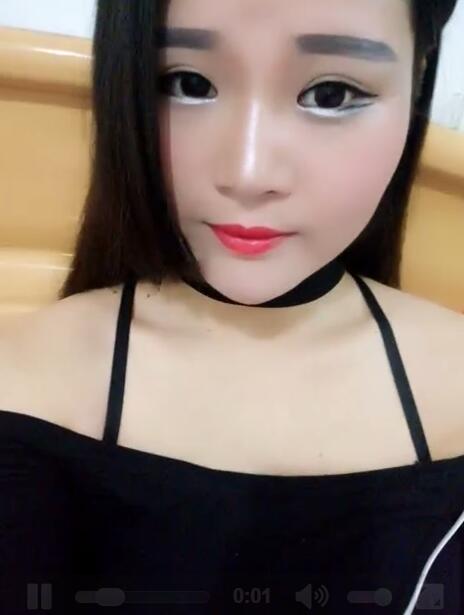 恼人的春风掀起美女裙子吹起瞬间