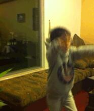 街头强扒衣服动态图：外国街头的扒衣族视频