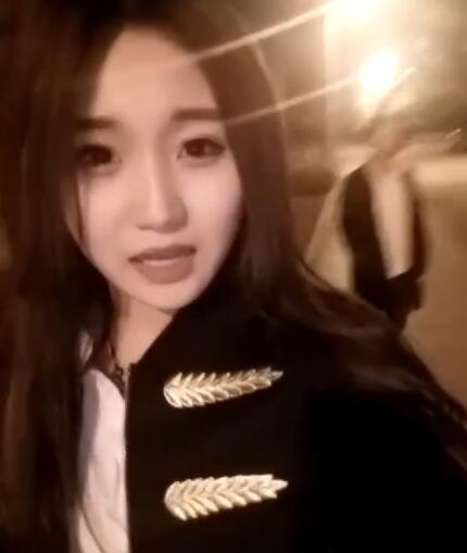 性感少妇暗送秋波美女的胸