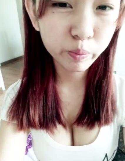 气质大胸性感美女图片