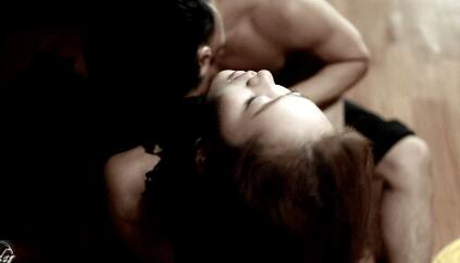 办公室领导袭胸摸下体 办公室骚扰故事动态图