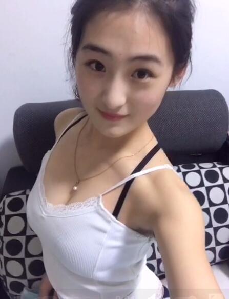 花丛中美女艾薇街拍美腿