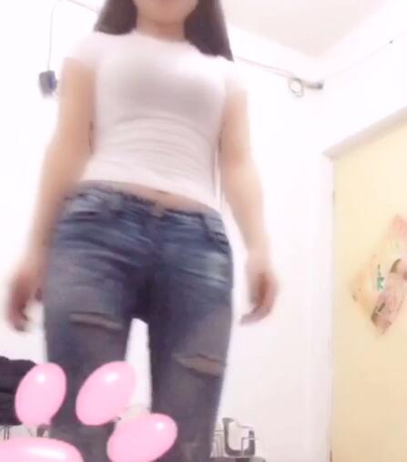 柔性吊带极品巨乳嫩模吊带牛仔短裙