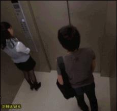 动漫少女邪恶动态图:电梯里的情不自禁(4)(点击浏览下一张趣图)