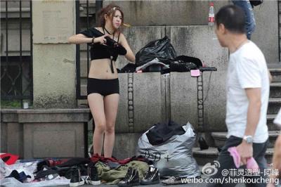 女模当街更衣视频下载，女模当街更衣动态图gif，女模街头更衣图片(4)(点击浏览下一张趣图)