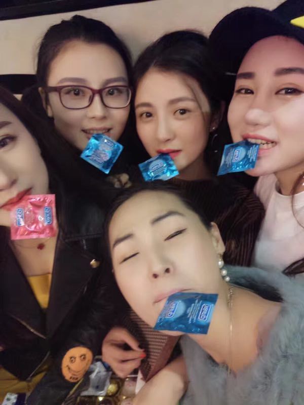 一群美女嘴里咬着避孕套图片(点击浏览下一张趣图)