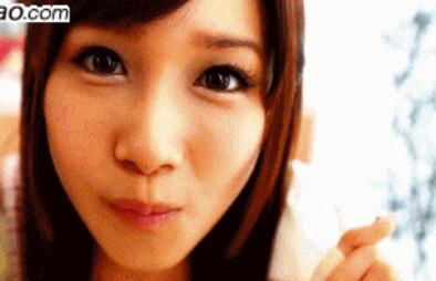 女上男下坐姿拥抱图动态：李毅动态gif出处吧