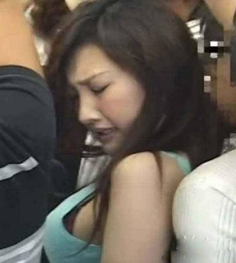 男生棒棒顶着女生的图片(3)(点击浏览下一张趣图)