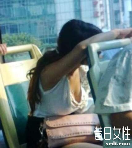 美女夏天穿衣尴尬图(4)(点击浏览下一张趣图)