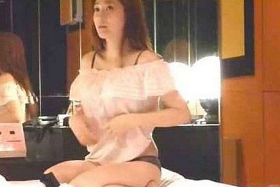 美女老板被迫献身的视频 图(5)(点击浏览下一张趣图)