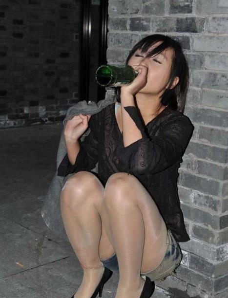 醉酒女 被男子捡回家(2)(点击浏览下一张趣图)