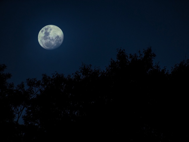 夜晚高清月亮图片(点击浏览下一张趣图)