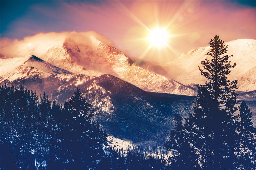 阳光下的雪山美景图片(点击浏览下一张趣图)