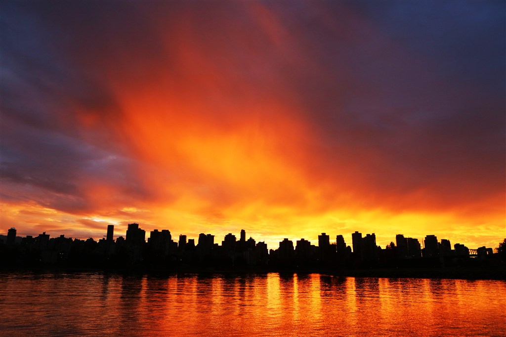 火红云彩下城市黄昏图片(点击浏览下一张趣图)