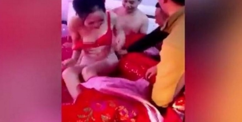 美女光膀子结婚(2)(点击浏览下一张趣图)