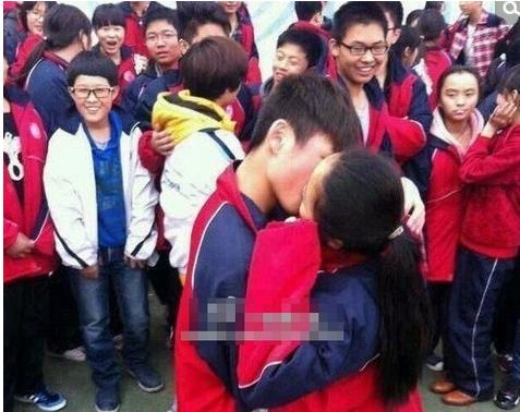 学生接吻袭胸图 学生接吻照片小学(4)(点击浏览下一张趣图)