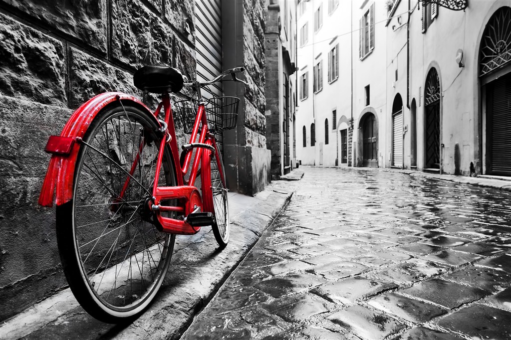 红色单车黑白街景唯美图片(点击浏览下一张趣图)