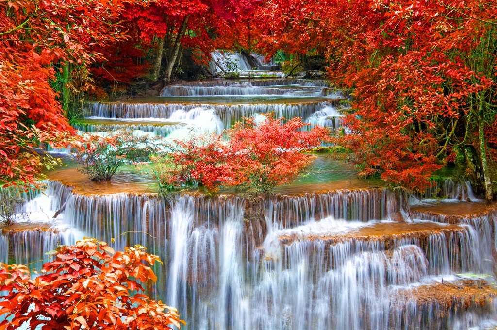溪流瀑布红色枫叶秋天图片(点击浏览下一张趣图)