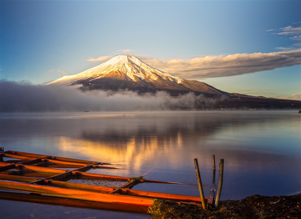 富士山山脚下远景湖水沉木图片(点击浏览下一张趣图)