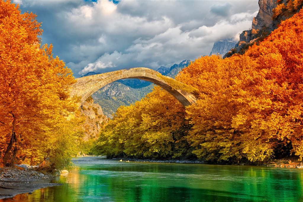 拱桥深秋树木景色图片(点击浏览下一张趣图)