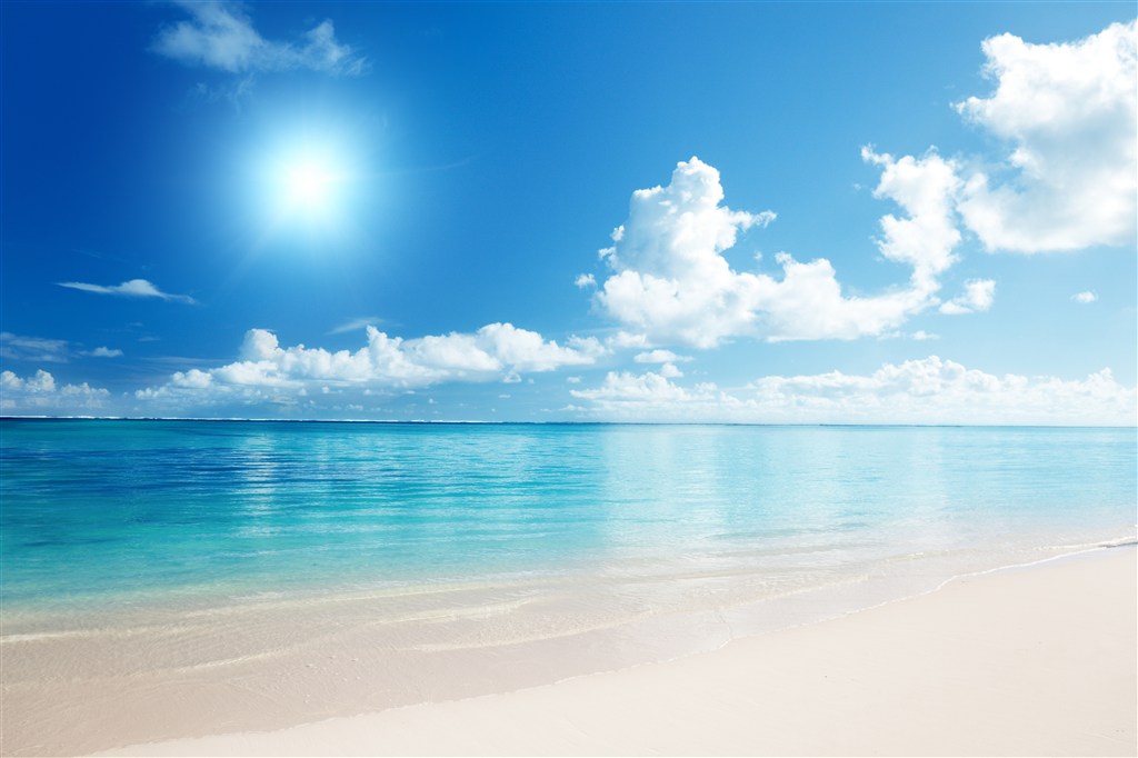 蓝天白云平静的海面沙滩图片(点击浏览下一张趣图)