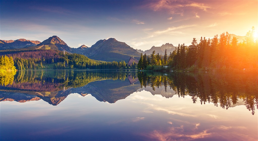 平静的湖面映射着树木和大山
