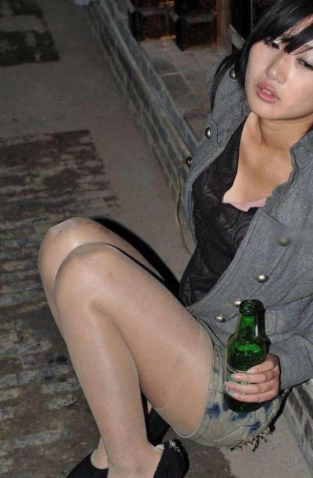 女拿着酒瓶在马路上喝酒图片(3)(点击浏览下一张趣图)