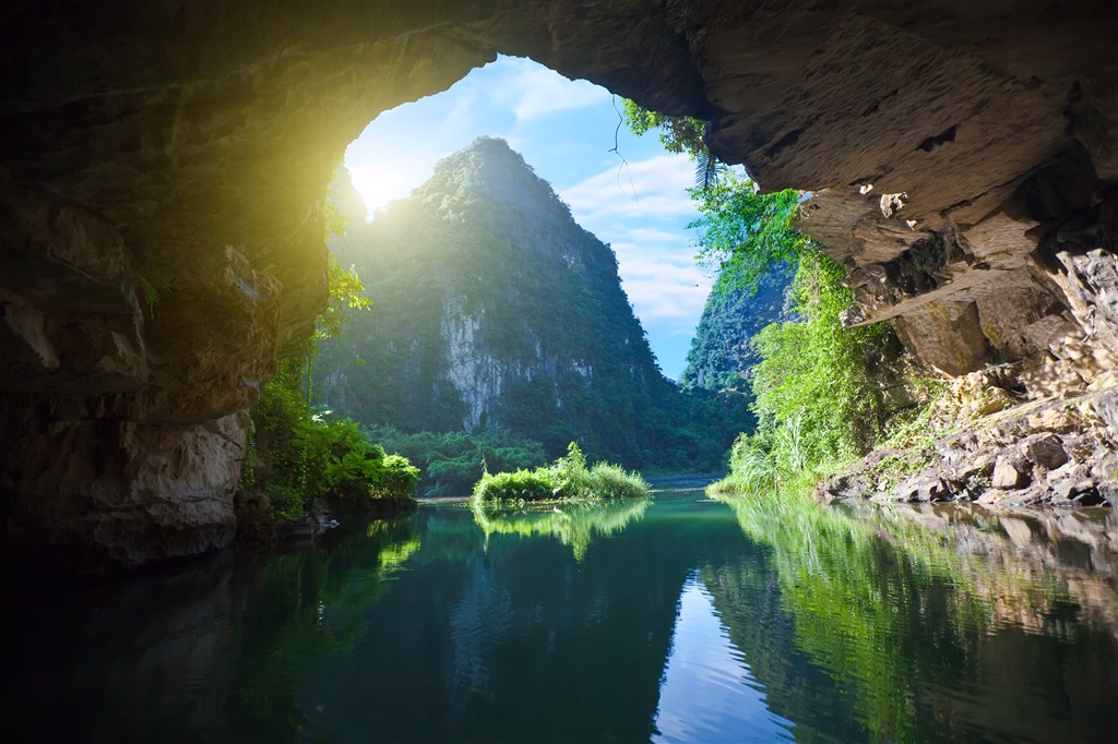透过山洞的青山绿水美景图片(点击浏览下一张趣图)