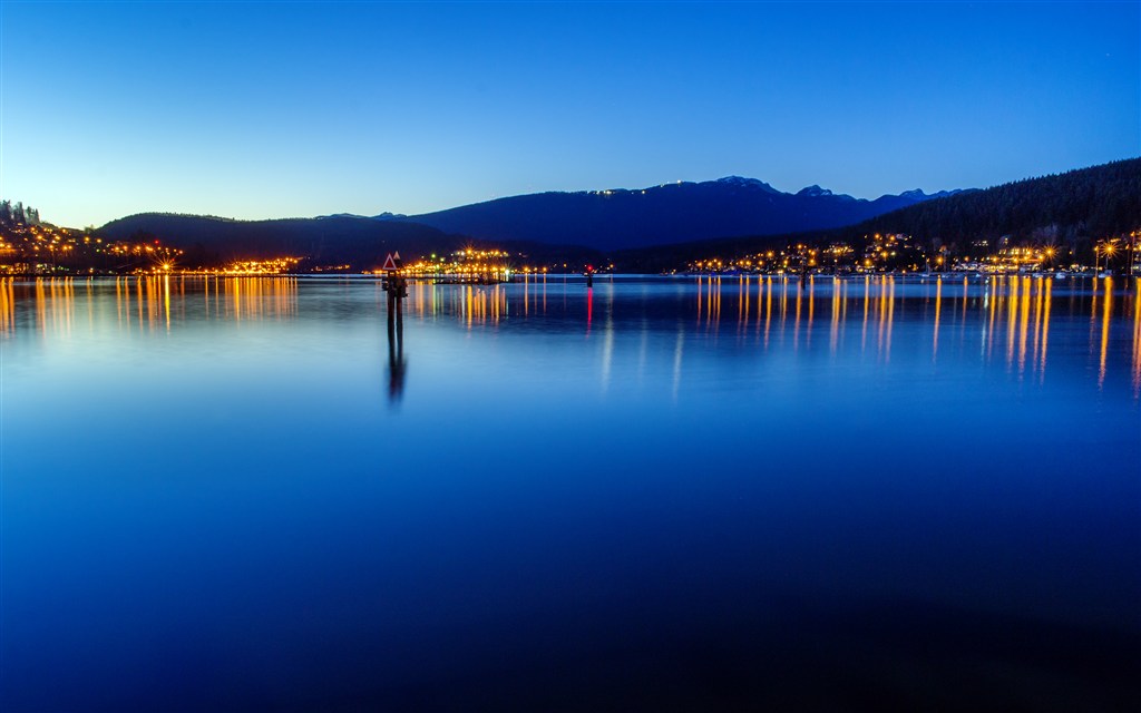 夜晚城市湖泊合为一体唯美图片(点击浏览下一张趣图)