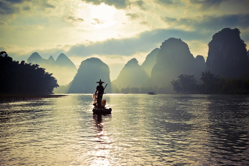 桂林山水划船的老翁图片(点击浏览下一张趣图)