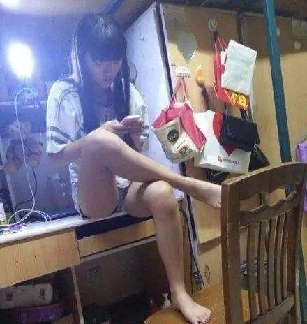 初中啪的故事 在宿舍里女朋友和她几个闺蜜(4)(点击浏览下一张趣图)