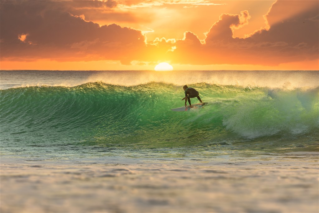 落日黄昏冲浪者图片(点击浏览下一张趣图)