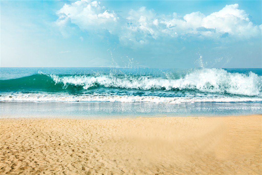 透明蓝色的海水泛起浪花海滩图片(点击浏览下一张趣图)