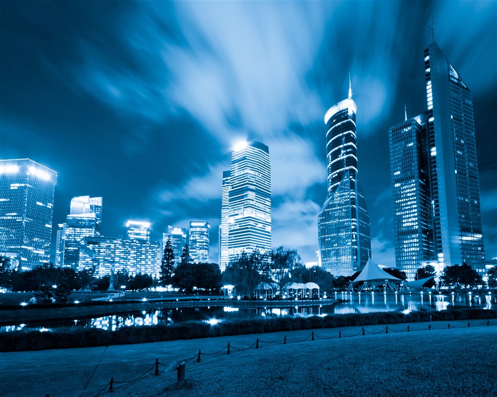 现在科技感的夜景大都市高楼大厦图片(点击浏览下一张趣图)