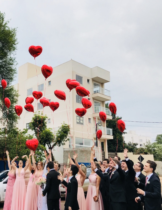 众多新人结婚派对放飞气球图片(点击浏览下一张趣图)