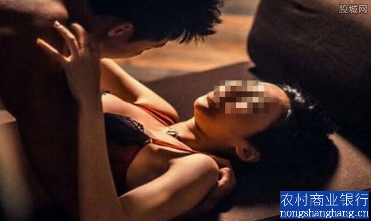 床上有人夜顷情 男人接吻解女人衣服吻女人脖子(2)(点击浏览下一张趣图)