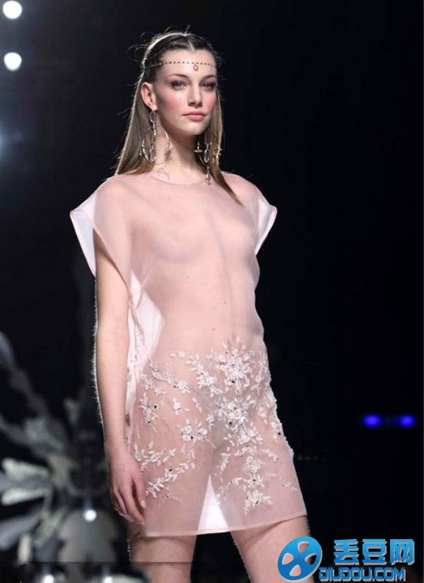 法国风尚颤奶时装秀 米兰开放时装裸露走秀