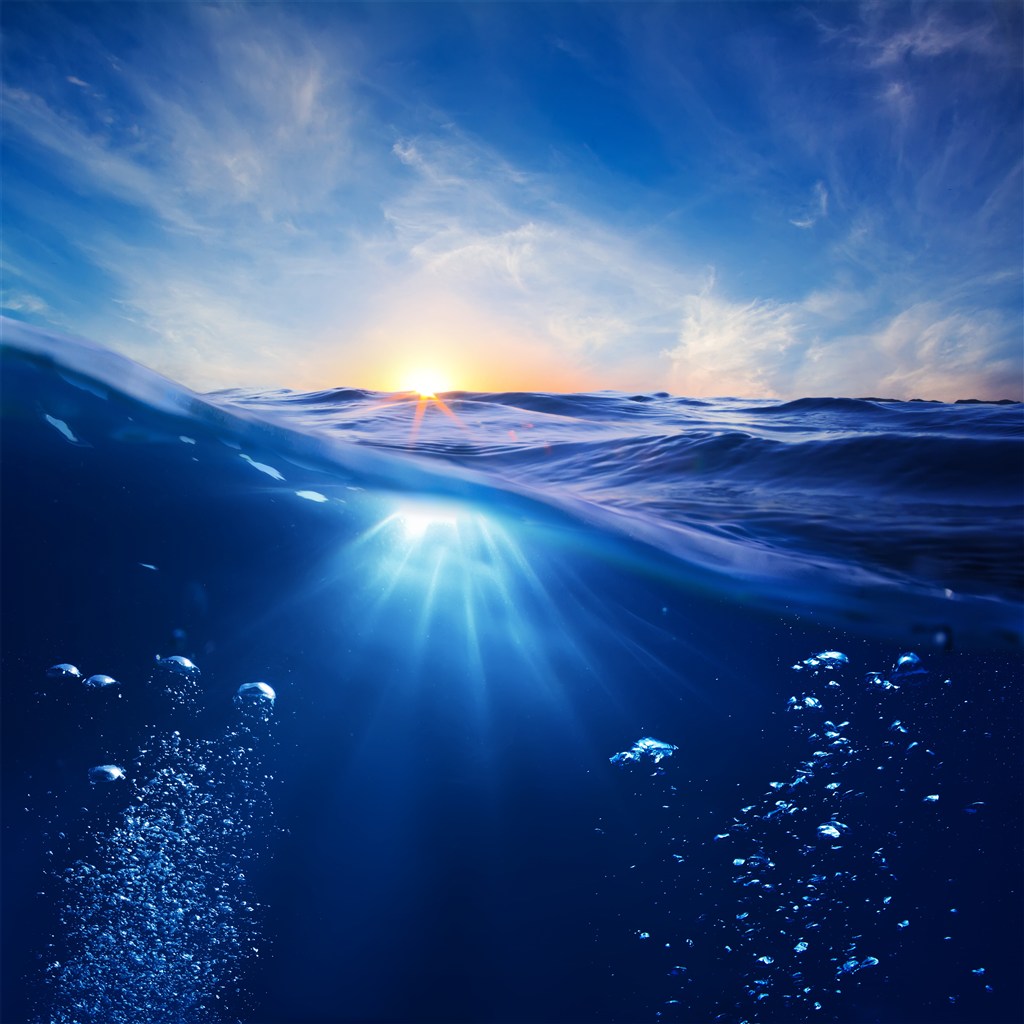 深蓝的海水气泡阳光图片(点击浏览下一张趣图)
