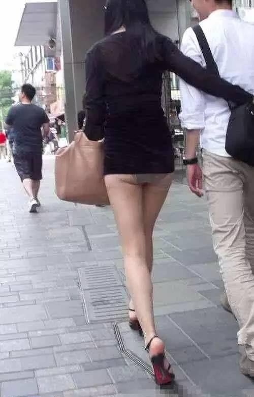 美女小短裙肉丝图片 脱女吧(点击浏览下一张趣图)