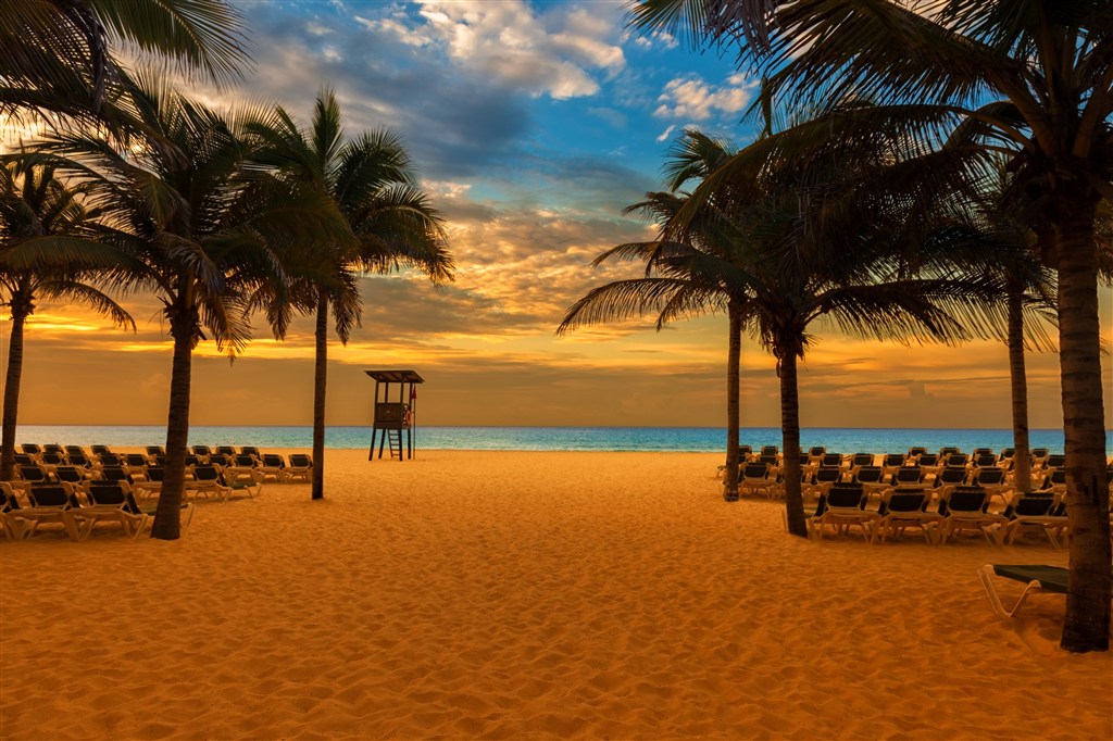 摆满躺椅的沙滩黄昏安静图片(点击浏览下一张趣图)