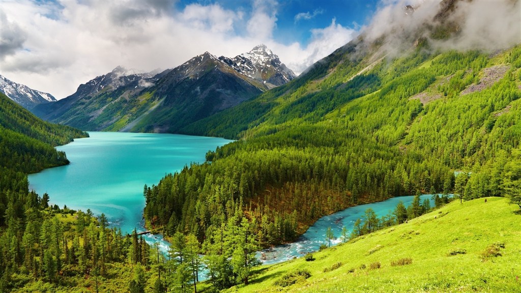 绿色大山蓝色河流自然壮观美景图片(点击浏览下一张趣图)