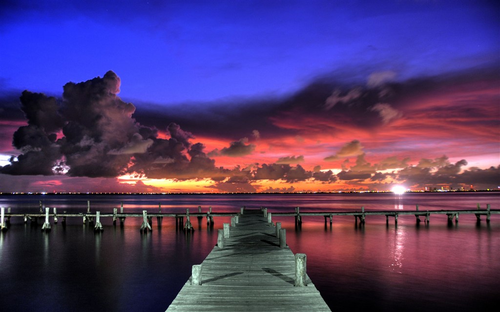 壮丽的晚霞海边木桥图片(点击浏览下一张趣图)