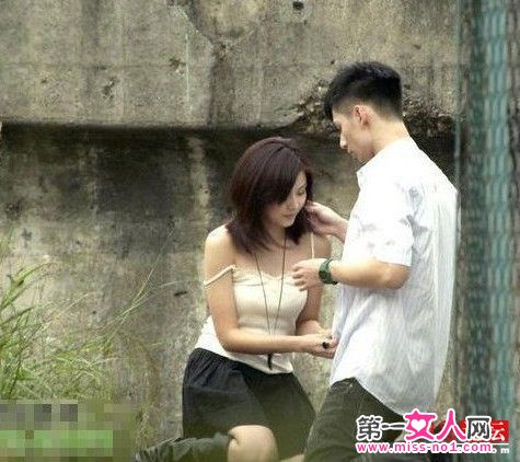 河南一群女人扒男友裤子 女流氓(5)(点击浏览下一张趣图)