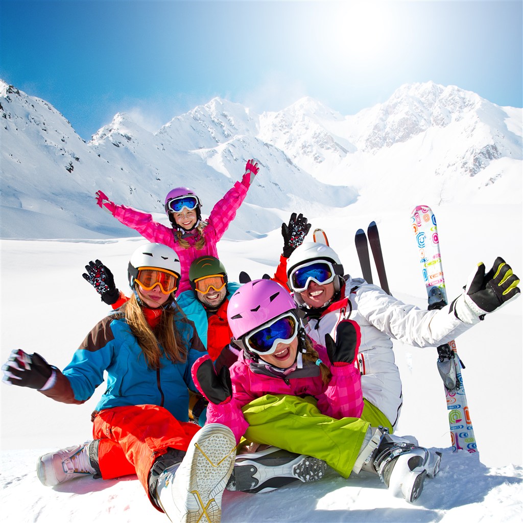滑雪爱好者坐在雪地合影照片(点击浏览下一张趣图)