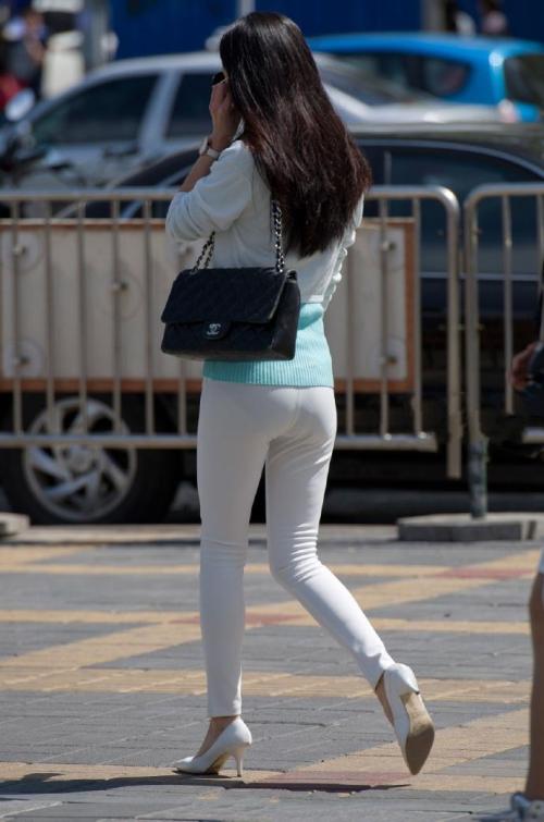 街拍紧臀白裤饱满三角图片 白色裤子透明怎么办(点击浏览下一张趣图)